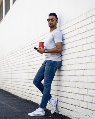 Grey T-shirt Outfits For Men: Fashionable and functional, this relaxed casual combo of a grey t-shirt and navy jeans provides with variety. And if you want to effortlessly level up your outfit with a pair of shoes, why not add a pair of white canvas high top sneakers to this ensemble?