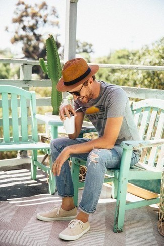 Beige Straw Hat Outfits For Men: For an ensemble that's very simple but can be flaunted in many different ways, rock a grey print crew-neck t-shirt with a beige straw hat. Our favorite of an endless number of ways to complete this look is with a pair of beige canvas low top sneakers.
