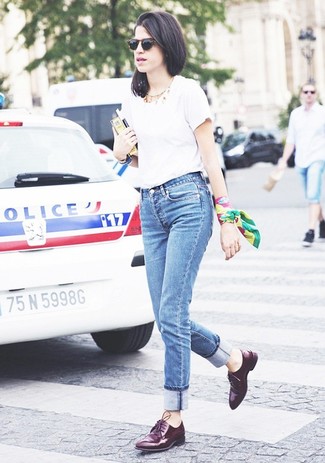 Oxford Shoes Outfits For Women: A white crew-neck t-shirt and blue jeans are a cool getup to have in your sartorial arsenal. A trendy pair of oxford shoes is a simple way to add an extra touch of chic to this look.