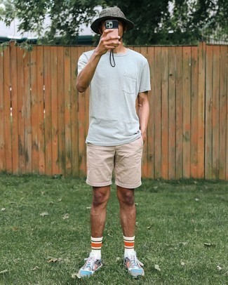 White Horizontal Striped Socks Outfits For Men: A mint crew-neck t-shirt and white horizontal striped socks are the kind of a foolproof off-duty ensemble that you so terribly need when you have zero time. For a more sophisticated aesthetic, why not grab a pair of multi colored athletic shoes?