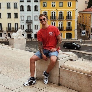 Blue Ripped Denim Shorts Outfits For Men: For something on the cool and casual end, consider this pairing of a red and white print crew-neck t-shirt and blue ripped denim shorts. This outfit is complemented wonderfully with a pair of white and black athletic shoes.