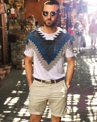 White and Navy Print Crew-neck T-shirt Outfits For Men: You'll be surprised at how easy it is for any man to get dressed like this. Just a white and navy print crew-neck t-shirt matched with beige shorts.
