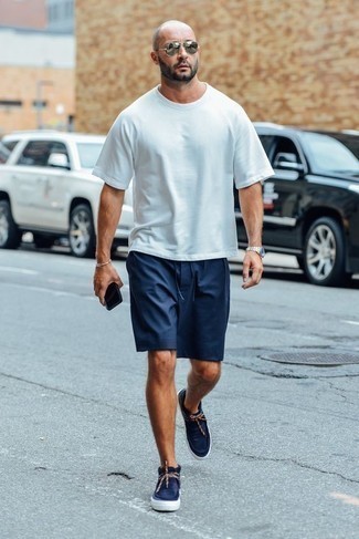 Navy Canvas Desert Boots Outfits: This casual pairing of a white crew-neck t-shirt and navy shorts is super easy to put together in no time, helping you look amazing and ready for anything without spending a ton of time digging through your wardrobe. Clueless about how to complement this ensemble? Wear navy canvas desert boots to amp it up.