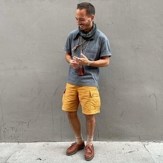Yellow Shorts Outfits For Men: A grey crew-neck t-shirt and yellow shorts are the kind of a no-brainer casual look that you so terribly need when you have no time to spare. In the shoe department, go for something on the classier end of the spectrum and finish off this look with a pair of brown leather desert boots.
