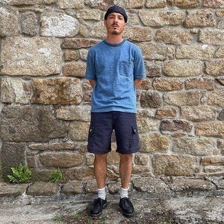 Desert Boots Outfits: This is definitive proof that a light blue crew-neck t-shirt and navy shorts are amazing when matched together in a relaxed outfit. Introduce a pair of desert boots to the mix for an air of elegance.
