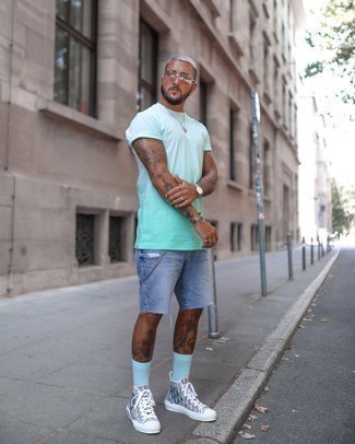 Pink Sunglasses Outfits For Men: A mint crew-neck t-shirt and pink sunglasses make for the ultimate relaxed casual style for any gent. For extra style points, complement your look with grey print canvas high top sneakers.