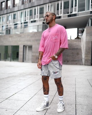 Light Blue Denim Shorts Outfits For Men: Super dapper and practical, this combination of a hot pink crew-neck t-shirt and light blue denim shorts provides wonderful styling possibilities. Grey print canvas high top sneakers will bring an easy-going touch to an otherwise traditional getup.