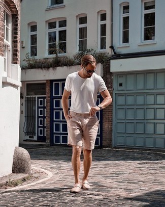 Beige Shorts Outfits For Men: This combo of a white crew-neck t-shirt and beige shorts is the perfect foundation for a variety of dapper combinations. For a dressier twist, why not introduce beige leather loafers to the equation?
