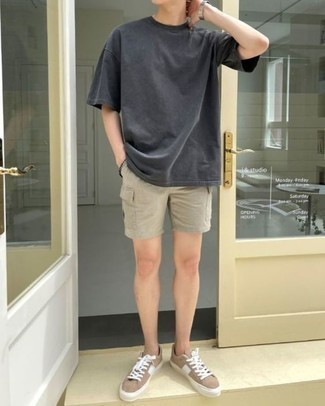 Brown Canvas Low Top Sneakers Outfits For Men: Who said you can't make a stylish statement with a casual ensemble? Turn every head around in a charcoal crew-neck t-shirt and grey shorts. Brown canvas low top sneakers look wonderful finishing off your getup.