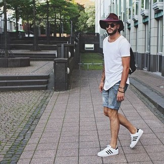 Burgundy Wool Hat Outfits For Men: Dress in a white crew-neck t-shirt and a burgundy wool hat for an unexpectedly cool outfit. To add some extra definition to this look, complete your ensemble with white low top sneakers.