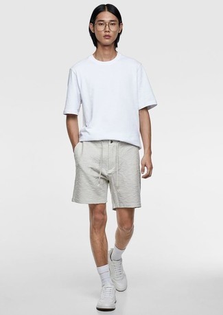 White Socks Hot Weather Outfits For Men: Pair a white crew-neck t-shirt with white socks to pull together a truly stylish and contemporary ensemble. Complement your getup with white leather low top sneakers to easily bump up the classy factor of any ensemble.