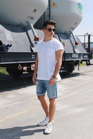 White No Show Socks Outfits For Men: For a casual getup without the need to sacrifice on functionality, we turn to this combo of a white crew-neck t-shirt and white no show socks. Complement your outfit with white leather low top sneakers to kick things up to the next level.