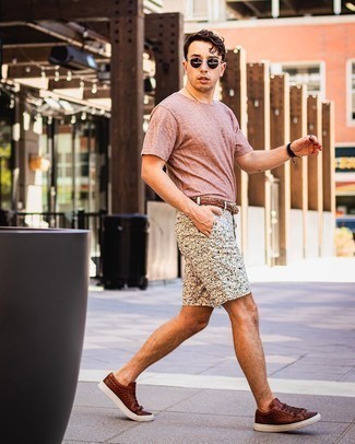 White and Black Print Shorts Outfits For Men: A pink crew-neck t-shirt and white and black print shorts matched together are a perfect match. Brown woven leather low top sneakers integrate smoothly within a myriad of outfits.