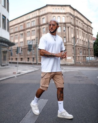 Beige Shorts Outfits For Men: If you gravitate towards off-duty outfits, why not consider wearing a white crew-neck t-shirt and beige shorts? If not sure as to the footwear, complement your outfit with white leather low top sneakers.