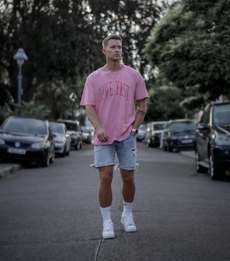 Light Blue Denim Shorts Outfits For Men: Extremely stylish and comfortable, this combination of a pink print crew-neck t-shirt and light blue denim shorts brings variety. Let your outfit coordination savvy really shine by finishing this getup with white leather low top sneakers.
