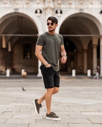 Brown Canvas Low Top Sneakers Outfits For Men: The mix-and-match capabilities of an olive crew-neck t-shirt and black denim shorts mean they'll always be on permanent rotation. For extra fashion points, add a pair of brown canvas low top sneakers to this ensemble.