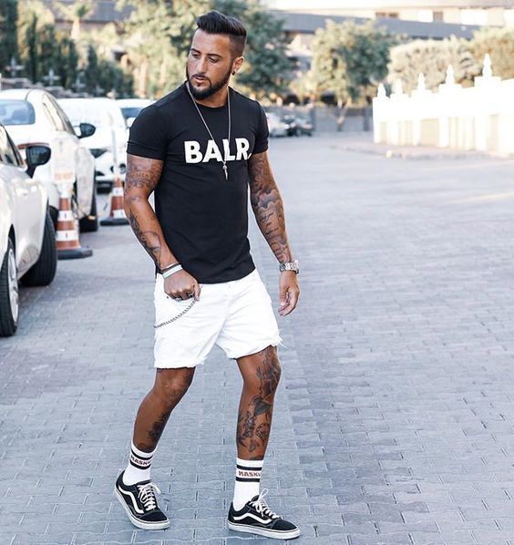 Men's Black and White Print Crew-neck T-shirt, White Shorts, Top Sneakers, Silver | Lookastic