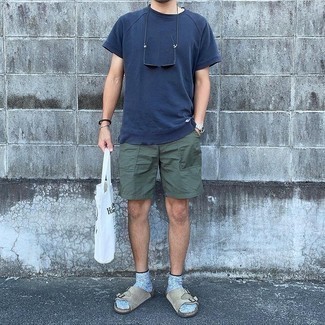 Men's Outfits 2021: Why not go for a navy crew-neck t-shirt and olive shorts? As well as very practical, both pieces look good worn together. A pair of beige suede sandals adds a new flavor to an otherwise classic ensemble.