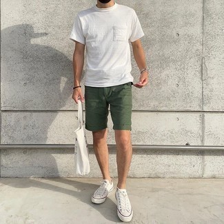 White Canvas Tote Bag Outfits For Men: This off-duty combo of a white crew-neck t-shirt and a white canvas tote bag is super versatile and really up for whatever the day throws at you.