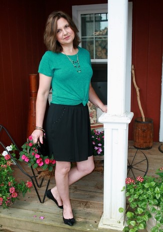 Black Clutch Casual Outfits: Wear a green crew-neck t-shirt and a black clutch for an incredibly chic outfit that's easy to throw together. Bring a dressier twist to this look by slipping into a pair of black leather ballerina shoes.