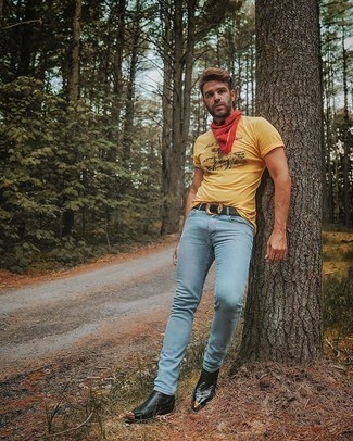 Red Bandana Outfits For Men: A yellow print crew-neck t-shirt and a red bandana are a great pairing that will easily carry you throughout the day. Don't know how to finish off this getup? Wear black leather chelsea boots to dial it up.