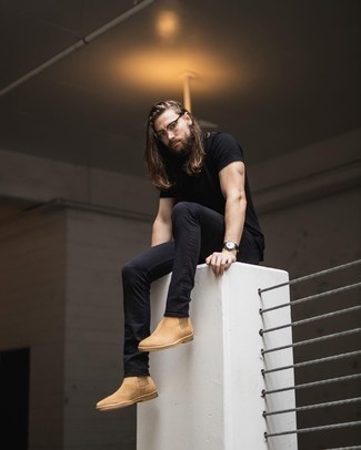 Black Crew-neck T-shirt with Black Skinny Jeans Outfits For Men: A black crew-neck t-shirt and black skinny jeans are a nice combo to add to your closet. Hesitant about how to finish this getup? Rock a pair of tan suede chelsea boots to turn up the fashion factor.