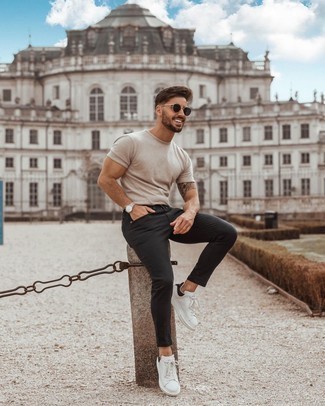 Silver Leather Watch Outfits For Men: Pair a beige crew-neck t-shirt with a silver leather watch to pull together an off-duty and stylish ensemble. Want to dial it up in the shoe department? Introduce white and black leather low top sneakers to the equation.