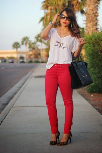 Women's White and Black Print Crew-neck T-shirt, Red Skinny Jeans, Brown Leopard Suede Pumps, Black Leather Tote Bag