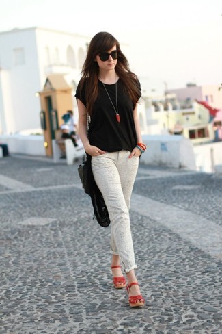 Red Leather Wedge Sandals Outfits: A black crew-neck t-shirt and grey skinny jeans are a combo that every cool girl should have in her off-duty collection. All you need is a pair of red leather wedge sandals to round off your look.
