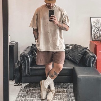 Brown Sports Shorts Outfits For Men: This combination of a beige crew-neck t-shirt and brown sports shorts speaks comfort and style. Complete this outfit with a pair of beige suede desert boots to immediately turn up the fashion factor of any getup.