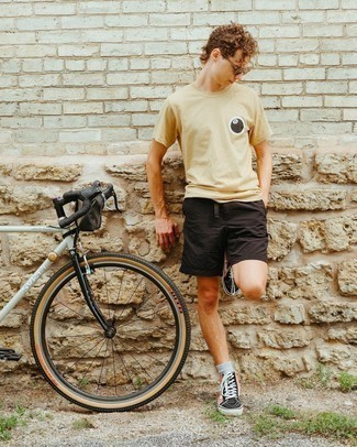 Yellow Canvas High Top Sneakers Outfits For Men: A tan print crew-neck t-shirt and dark brown sports shorts are bona fide staples if you're picking out a casual wardrobe that holds to the highest style standards. Finish off with yellow canvas high top sneakers to power up this look.