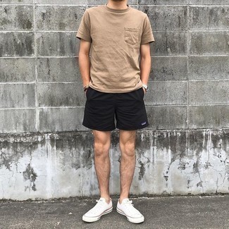 Black Sports Shorts Outfits For Men: A tan crew-neck t-shirt and black sports shorts teamed together are the ideal ensemble for those who prefer laid-back and cool getups. Rounding off with a pair of white canvas low top sneakers is an easy way to bring some extra zing to this look.