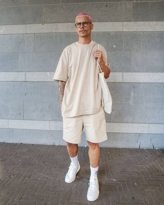 Tan Sports Shorts Outfits For Men: A beige crew-neck t-shirt and tan sports shorts are a favorite casual pairing for many sartorial-savvy men. White canvas low top sneakers are an effortless way to infuse an added dose of polish into this getup.