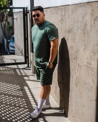 Dark Green Sports Shorts Outfits For Men: We all look for functionality when it comes to fashion, and this street style combo of a dark green crew-neck t-shirt and dark green sports shorts is a wonderful example of that. White canvas low top sneakers are guaranteed to infuse an element of class into your outfit.