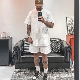 Tan Baseball Cap Outfits For Men: Busy off-duty days require a pared down yet casually dapper look, such as a white crew-neck t-shirt and a tan baseball cap. Dial down the casualness of your look by rounding off with white leather low top sneakers.