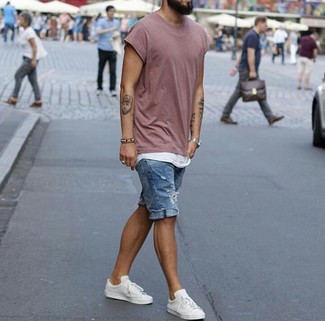 Navy Ripped Denim Shorts Outfits For Men: Reach for a pink crew-neck t-shirt and navy ripped denim shorts to achieve a casual and absolutely dapper outfit. White leather low top sneakers will easily smarten up even your most comfortable clothes.