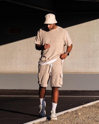 Tan Crew-neck T-shirt Outfits For Men: Consider pairing a tan crew-neck t-shirt with tan sports shorts to pull together an interesting and city casual ensemble. Beige athletic shoes make your outfit complete.