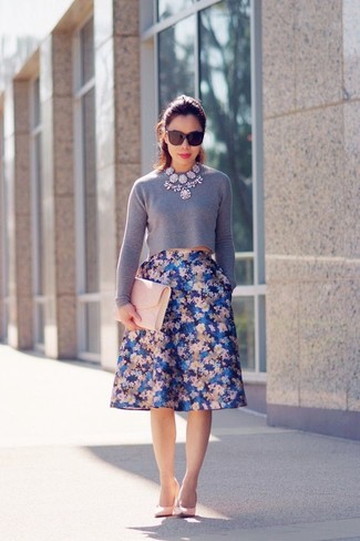 Navy Full Skirt Outfits: When comfort is imperative, choose a grey cropped sweater and a navy full skirt. Up the style ante of your outfit by rocking pink leather pumps.