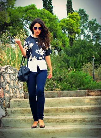 Women's Black and White Floral Cropped Top, White V-neck T-shirt, Navy Skinny Jeans, Dark Brown Leather Pumps