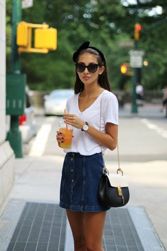 V-neck T-shirt Hot Weather Outfits For Women: 