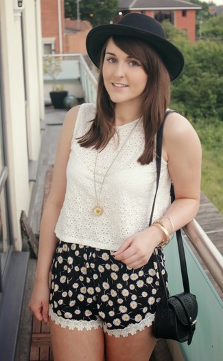 Black and White Floral Shorts Outfits For Women: 