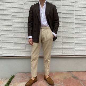 Beige Chinos Smart Casual Outfits: A dark brown double breasted blazer and beige chinos are a pairing that every modern gent should have in his closet. Take this getup in a more elegant direction with brown suede loafers.
