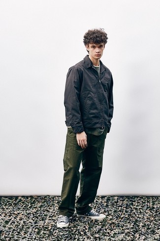 Olive Sweatshirt Outfits For Men: An olive sweatshirt and dark green chinos are among the fundamental elements in any modern gent's properly edited casual collection. Navy and white canvas low top sneakers will be a welcome companion for this outfit.
