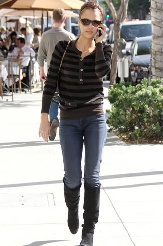 Brown Horizontal Striped Crew-neck Sweater Outfits For Women: This incredibly stylish look is really pared down: a brown horizontal striped crew-neck sweater and navy skinny jeans. You could perhaps get a little creative on the shoe front and introduce a pair of black suede knee high boots to your ensemble.
