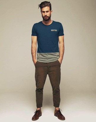 Olive Crew-neck T-shirt Outfits For Men: 