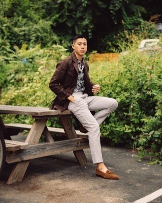 Beige Linen Chinos Outfits: A smart combination of a dark brown shirt jacket and beige linen chinos can maintain its relevance in a variety of circumstances. If you want to effortlessly ramp up this outfit with footwear, why not complement this look with brown suede loafers?
