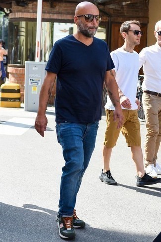 Blue Jeans with V-neck T-shirt Outfits For Men: 