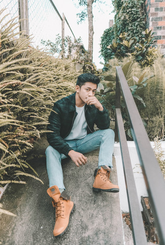 A dark green plaid bomber jacket and light blue jeans are the ideal way to introduce effortless cool into your day-to-day repertoire. Here's how to play down this ensemble: tan leather work boots.