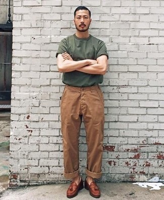 Dark Green Crew-neck T-shirt Outfits For Men: Pair a dark green crew-neck t-shirt with brown chinos for knockout menswear style. Feeling experimental today? Elevate your ensemble by slipping into a pair of brown leather tassel loafers.