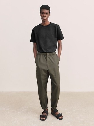 Dark Green Crew-neck T-shirt Outfits For Men: A dark green crew-neck t-shirt and olive chinos teamed together are the ideal combo for those dressers who love laid-back looks. Feeling experimental? Switch things up by finishing off with black canvas sandals.